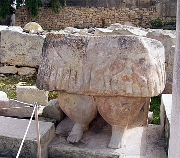 Bas d'une statue de la déesse mère