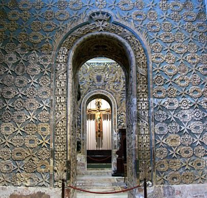 Co-cathédrale Saint-Jean - Mur décoré de la croix de Malte menant à un crucifix