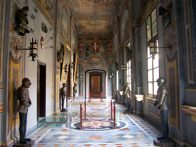 Palais des grands maîtres - Couloir baroque, avec marbre, trompes l'oeil et armures