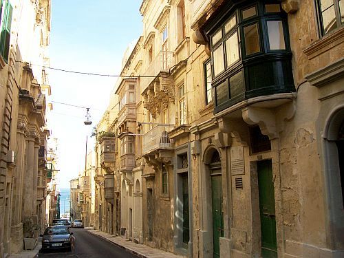 La Valette - Rue avec appartements aux murs en grès jaunes