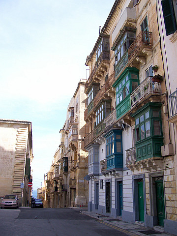 La Valette - Rue avec appartements à encorbellements