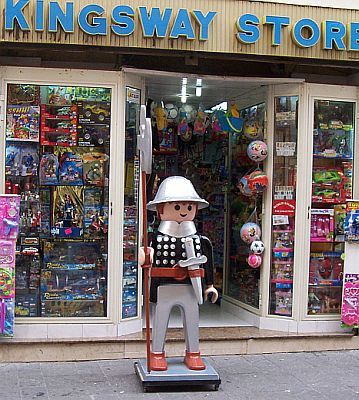 La Valette - Playmobil géant devant un magasin de la rue de la République