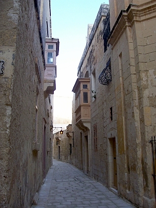 Passage étroit à Mdina, avec fenêtres à encorbellements