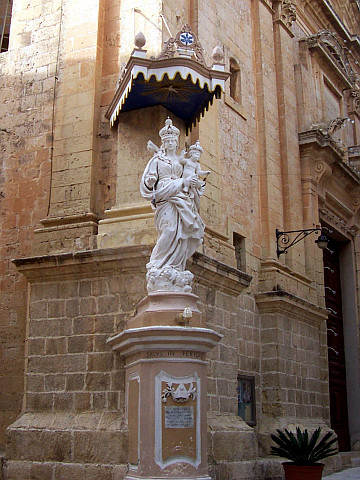 Mdina - Statue de la Vierge à l'enfant