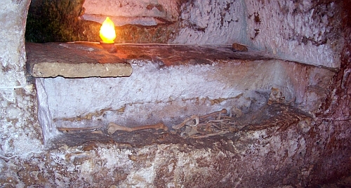 Rabat - Cavité et squelette dans les catacombes Sainte-Agathe