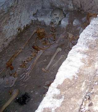 Rabat - Squelette dans les catacombes Sainte-Agathe