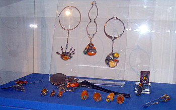 Exposition de bijoux en ambre