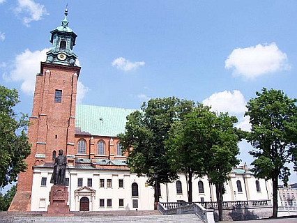 Cathédrale de Gniezno et statue de Boleslas