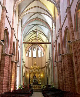 Nef de la cathédrale en briques de Gniezno