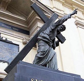 Statue du Christ portant la croix devant l'église Sainte-Croix