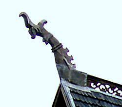 Karpacz - Motif sculpté en forme de dragon sur l'église en bois