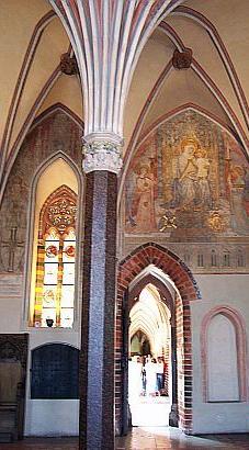 Château teutonique - L'une des salles desservie par un grand cloître