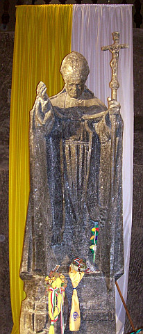 Mine de sel de Wieliczka - Statue en sel du Pape Jean-Paul 2