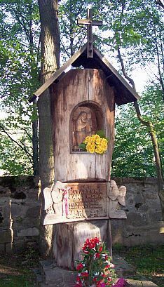 Zakopane - Sépulture du cimetière avec sculpture de la Vierge à l'enfant