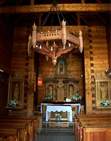 Zakopane - Nef et chandelier en bois de l'église du Sacré Coeur