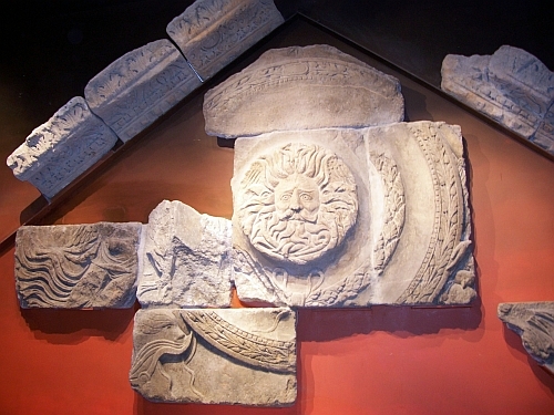 Thermes romains - Tête de gorgone masculine sur la façade du temple à Minerve