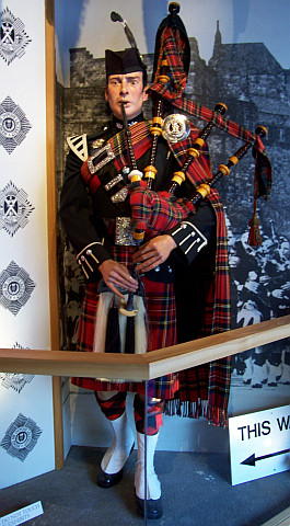 Edinburgh castle - Kilt and bagpipe