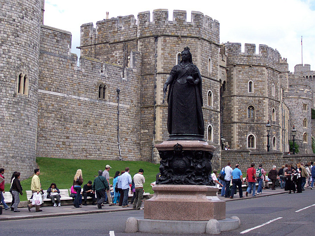 Windsor castle - Queen Victoria statue