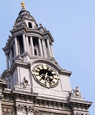 Tour avec horloge de la cathédrale Saint-Paul
