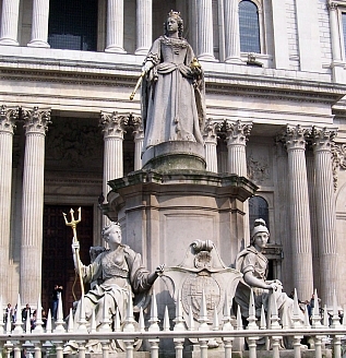 Saint Paul cathedral - Statue of Queen Anne of Great Britain