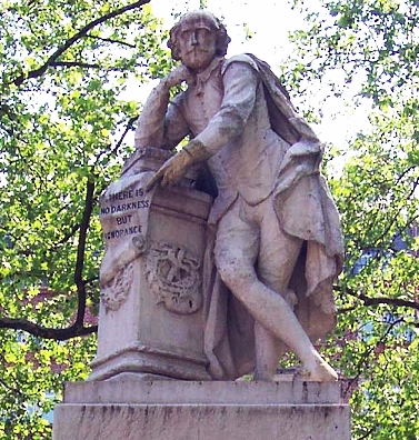 Leicester square - Zoom on Shakespeare statue