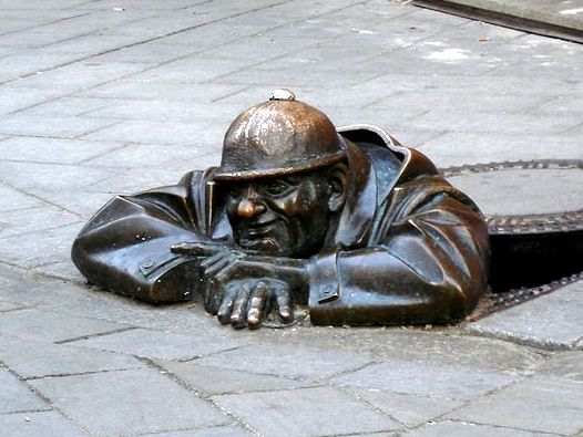 Bratislava - Statue en bronze du "cumil"
