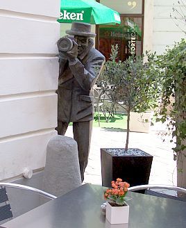 Bratislava - Statue en bronze d'un paparazzi devant un restaurant