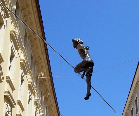 Bratislava - Statue en bronze d'un funambule