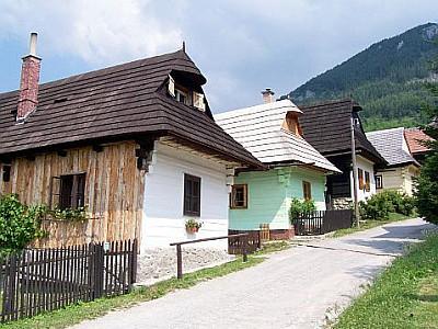 Maisons en bois colorées du village de Vlkolínec