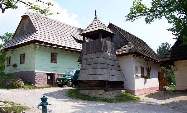 Vlkolínec - Chapelle et maison en bois