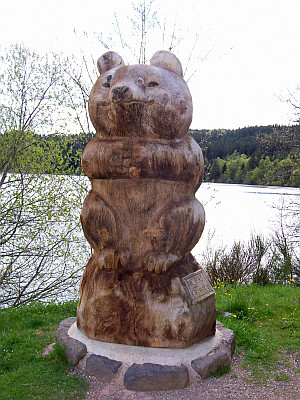 Sculpture d'un ours sur bois