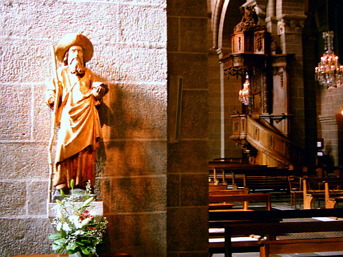 Intérieur de la cathédrale au départ du pèlerinage à Saint-Jacques de Compostelle