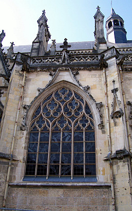 Fenêtre gothique à remplages de la cathédrale Saint-Cyr-et-Sainte-Julitte