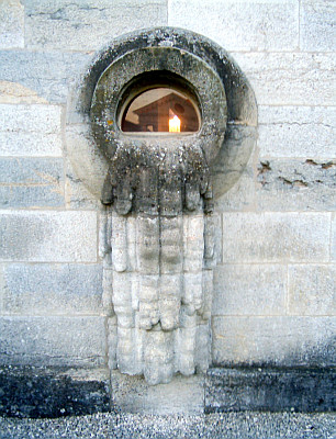 Sculpture de vase de saumure renversée à Arc-et-Senans