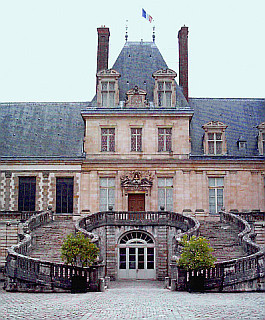 Fontainebleau palace : white horse courtyard