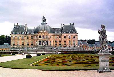 Vaux-le-Vicomte castle seen from gardens