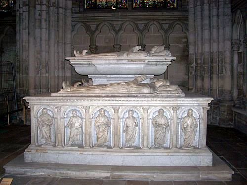 St Denis basilica - Recumbent statue