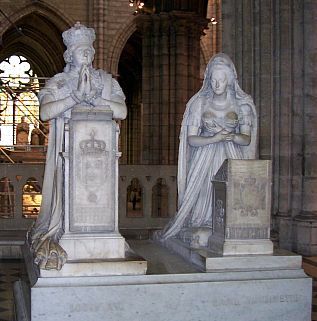 St Denis basilica - Praying statues of Louis XVI and Marie Antoinette