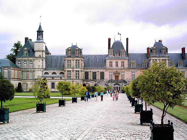 Fontainebleau castle - Main pathway