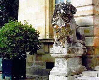 Fontainebleau castle - Statue of a Chinese lion