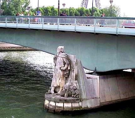 Zouave statue guarding the Alma bridge