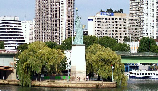 Statue of Liberty of Grenelle bridge