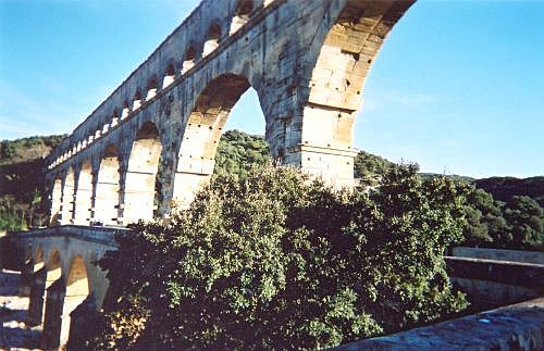 Arches et arceaux du pont du gard