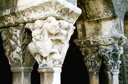 Chapiteaux du cloître de l'église Saint-Trophime