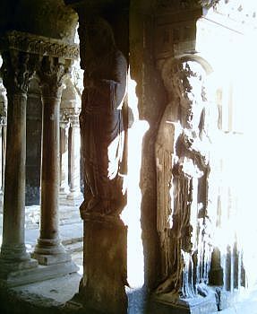 Statues du cloître de l'église Saint-Trophime