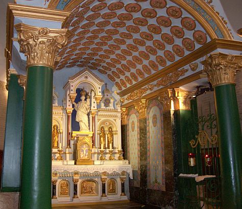 Choeur de la Basilique de Saint-Etienne-le-Laus avec les lampes (à droite)