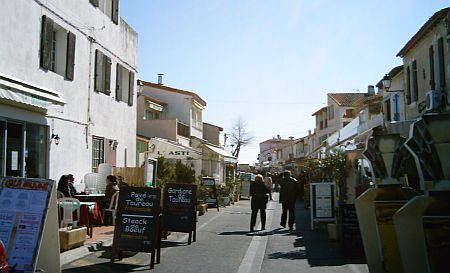 Rue de restaurants aux Saintes-Maries-de-la-Mer