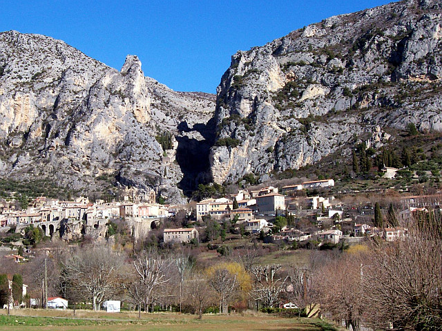 Village et falaises à Moustiers Sainte-Marie