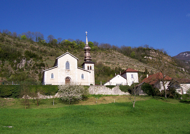 Paysage de Savoie - Eglise avec clocher à bulbe