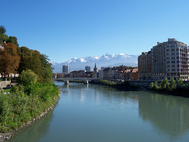 The isere river runs in Grenoble
